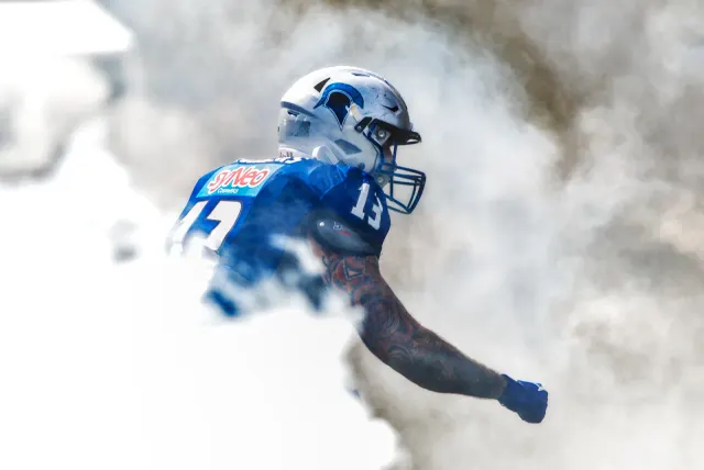 American-Football-Spieler läuft aus dichtem Nebel
