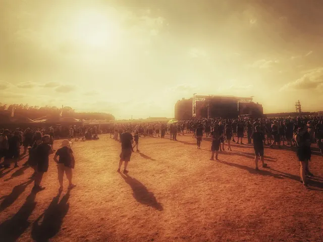 Festival-Publikum in staubiger Abendsonne